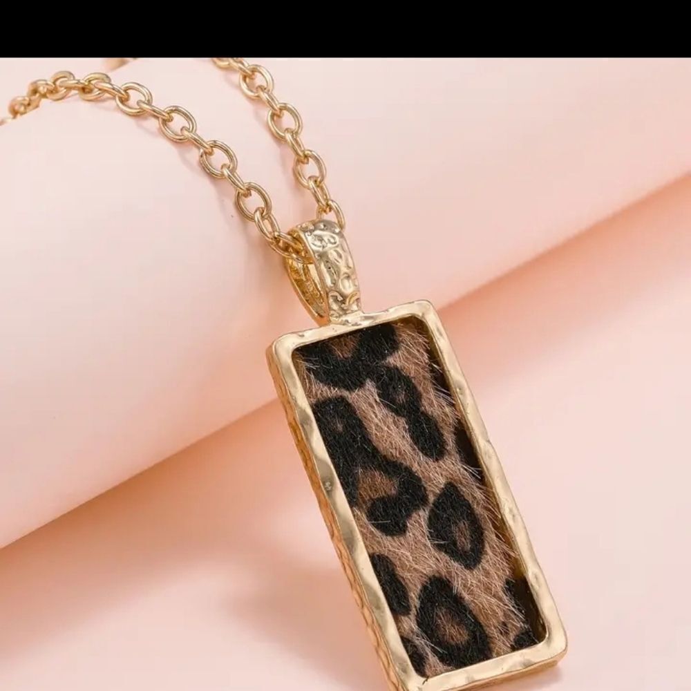 Leopard Rectangle Necklace - Picture 3 of 5